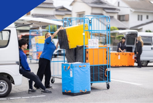 センターで午後の荷物を積み込み。